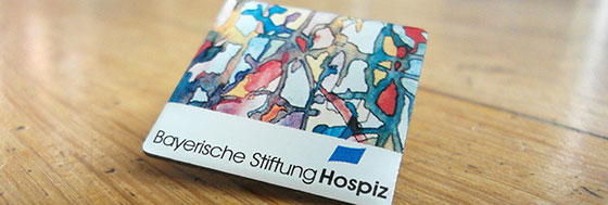 Nahaufnahme: Anstecker der Bayerischen Stiftung Hospiz.