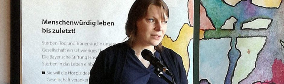Frau Emmi Zeulner MdB spricht am Rednerpult.