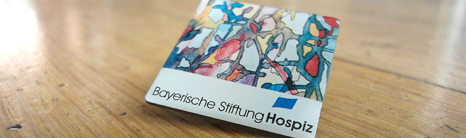 Pin mit dem Erkennungsmotiv der Bayerischen Stiftung Hospiz.