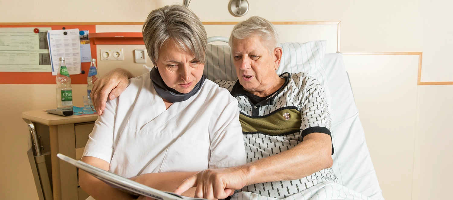 Regina Raps mit Hospizgast