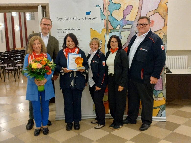 Vier Frauen und zwei Männer von den Maltesern Landshut mit dem Hospizpreis 2025