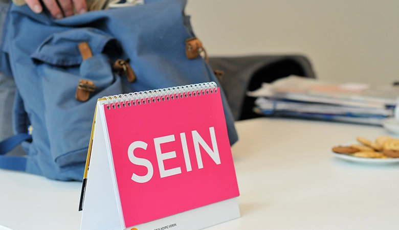 Ein Tischkalender mit der Aufschrift "Sein".