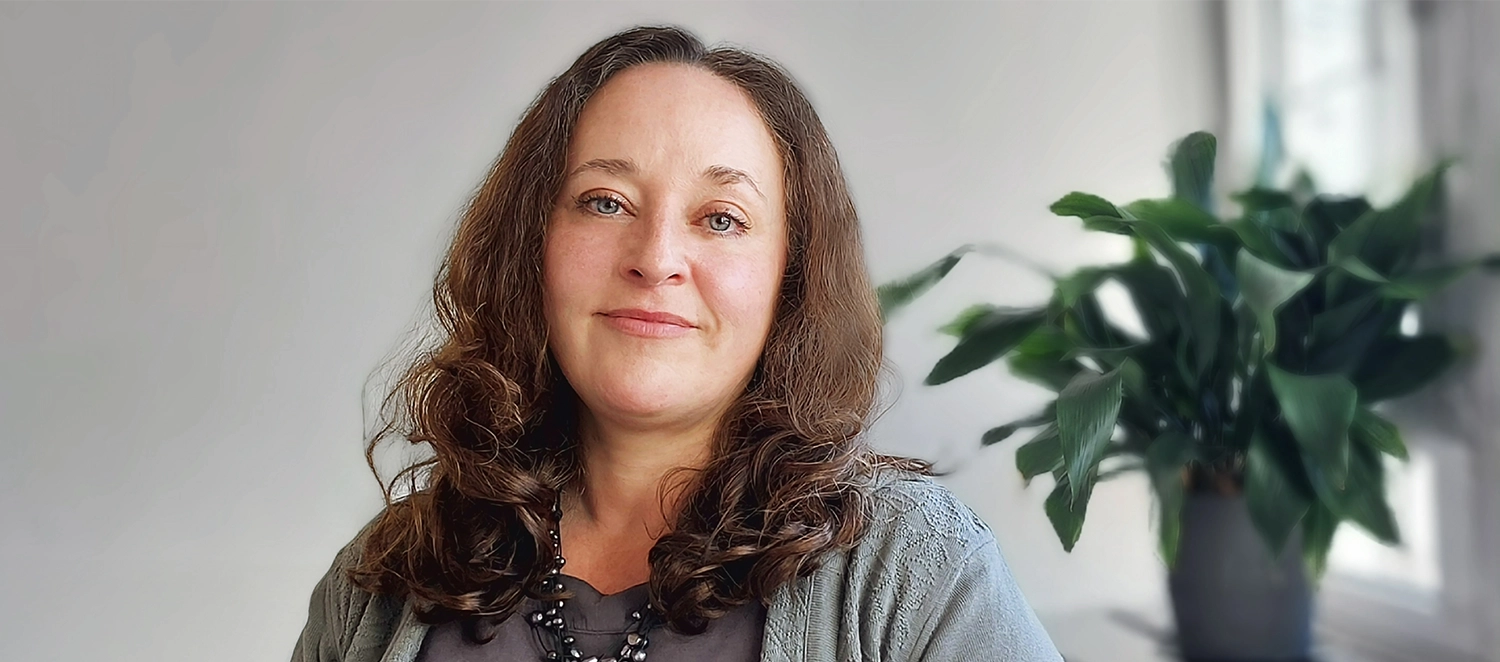 Julia Knoll, lange, dunkle Haare, ruhiges, klares Gesicht.