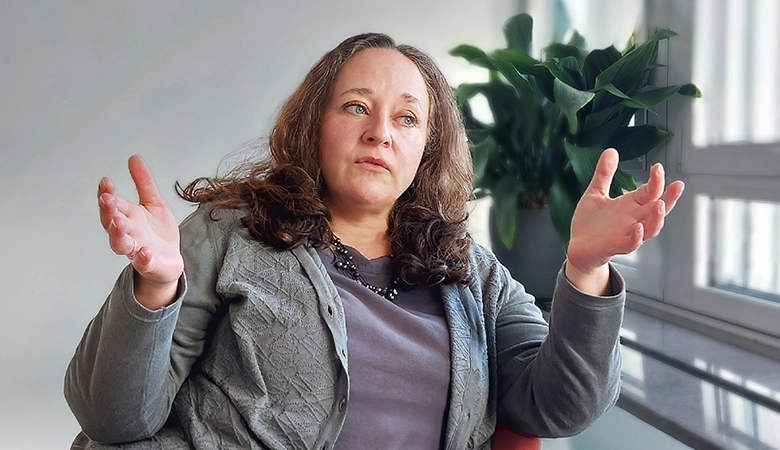Julia Knoll spricht, nachdenklich und mit ausholender Geste.