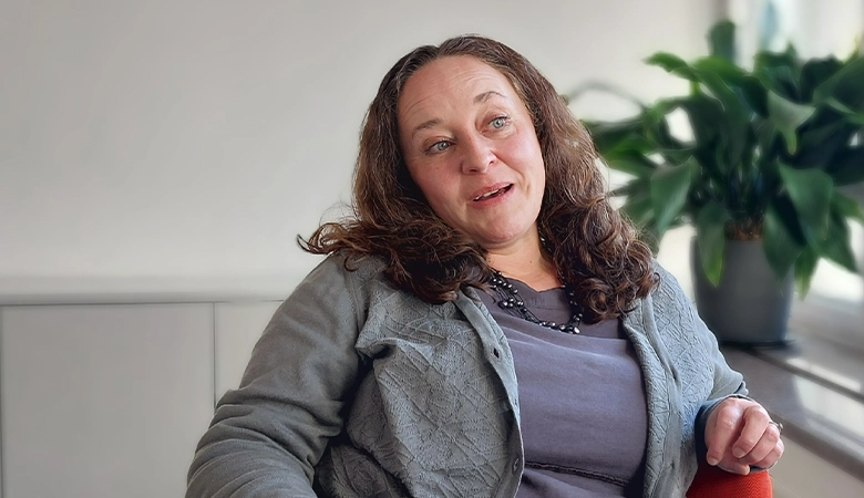 Julia Knoll im Gespräch. Sie hat eine nachdenkliche Miene.