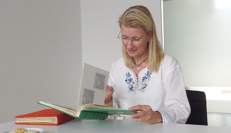 Simone Boden blättert in einem Buch