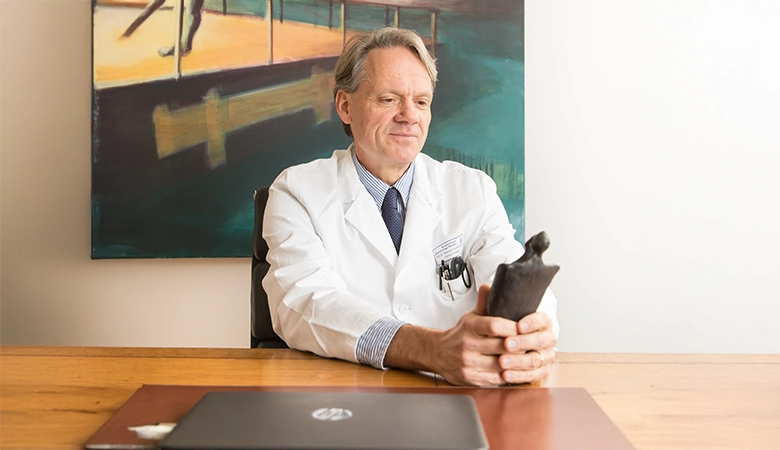 Dr. Marcus Schlemmer mit einem Gegenstand in der Hand