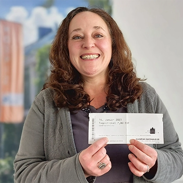 Julia Knoll mit einer Museumseintrittskarte in der Hand
