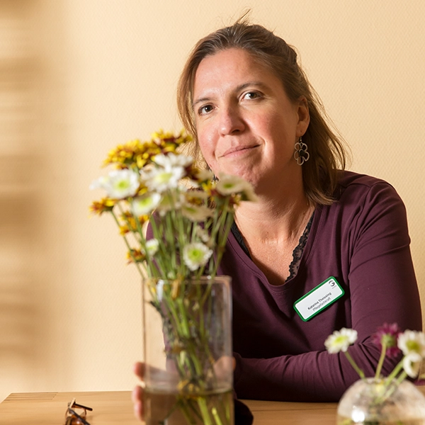 Katharina Theissing vor einem Blumenstrauß