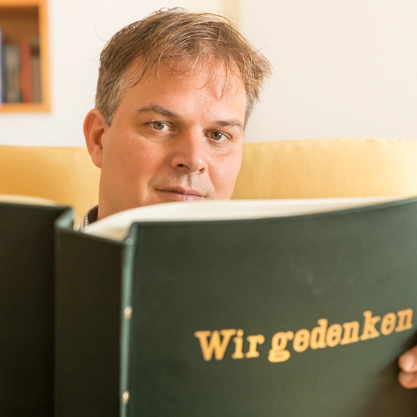 Ulrich Heller mit einem Buch
