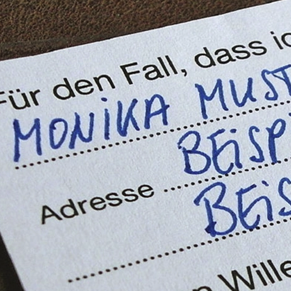 Eine ausgefüllte Karte für die Brieftasche. Sie weist darauf hin, dass eine Person Verfügungen und Vollmachten verfasst hat. 