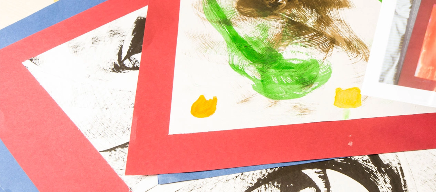 Auschnitt von bunten Zeichnungen übereinander gestapelt