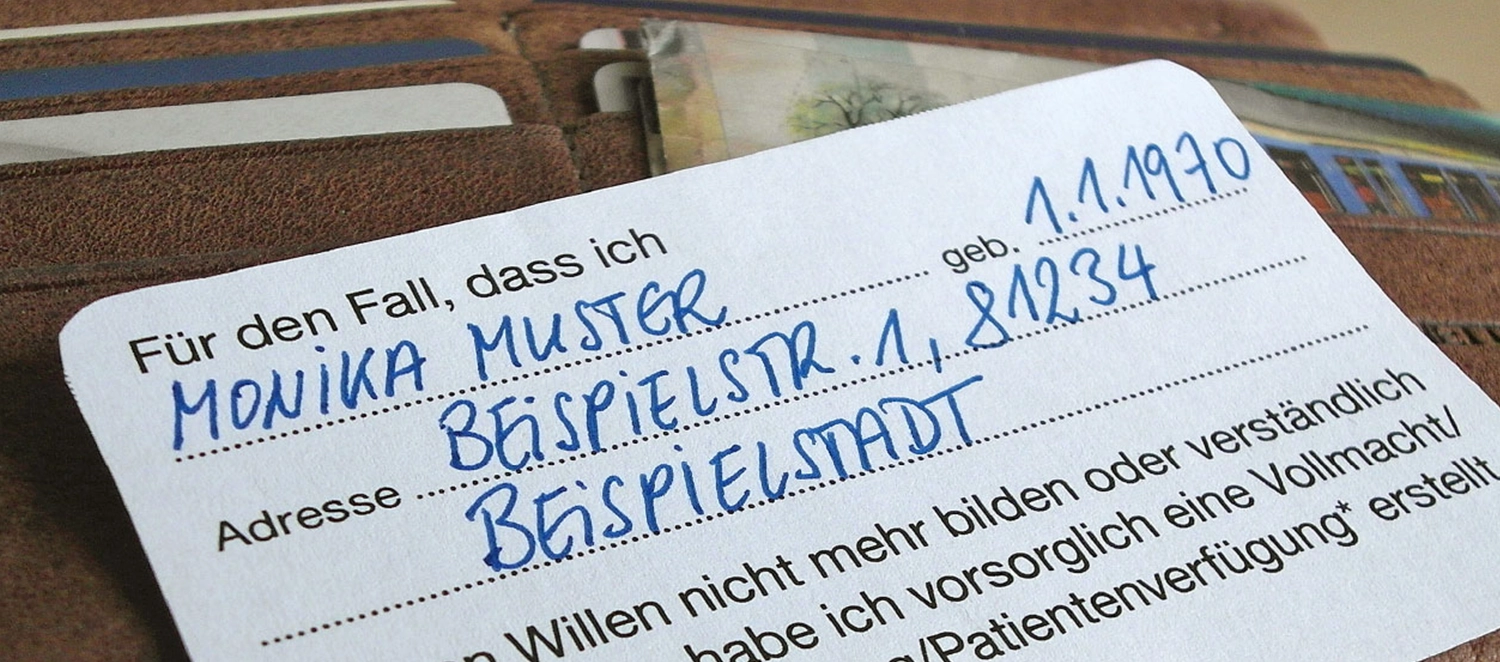 Eine ausgefüllte Karte für die Brieftasche. Sie weist darauf hin, dass eine Person Verfügungen und Vollmachten verfasst hat. 